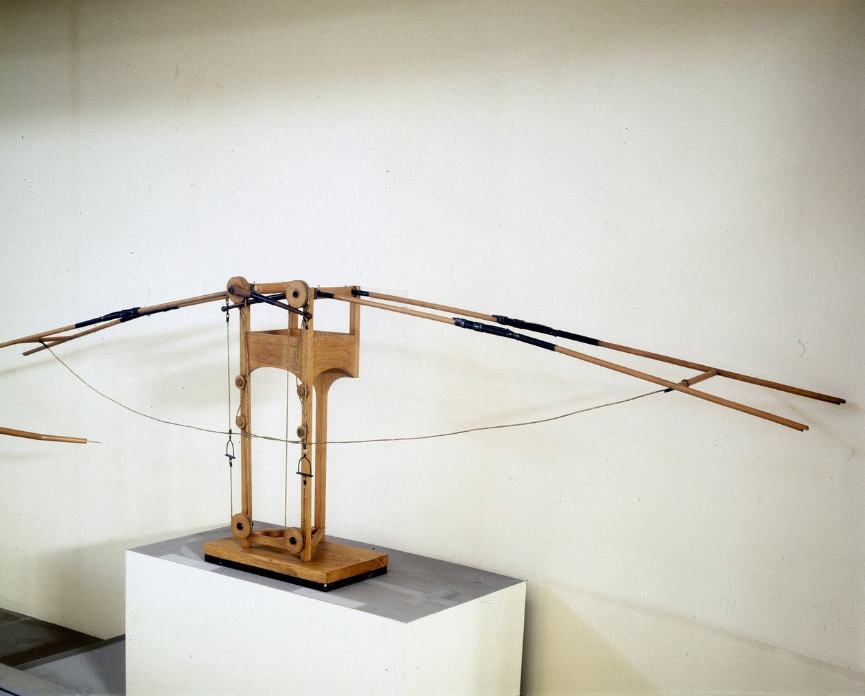 Machine om te vliegen met vleugels, model volgens de tekening van Leonardo da Vinci. Museum voor Wetenschap en Technologie, Milaan door Leonardo da (after) Vinci