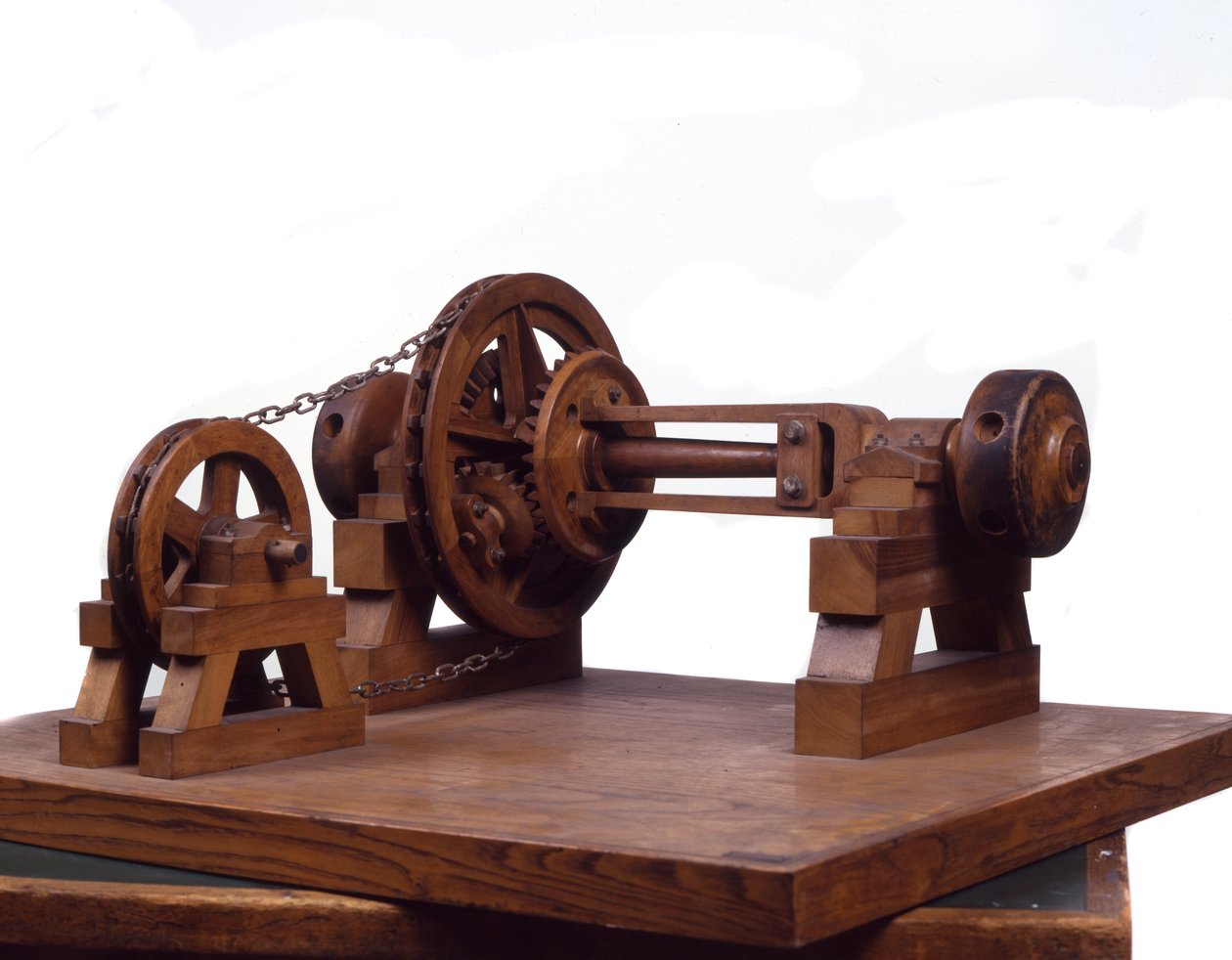 Houten model van tandwielen en wielen gebaseerd op het ontwerp van Leonardo da Vinci. Museum voor Wetenschap en Technologie, Milaan door Leonardo da (after) Vinci