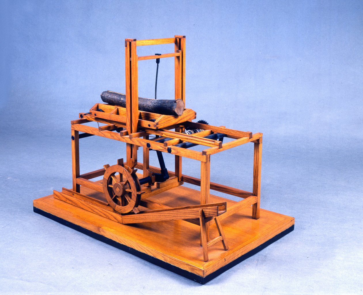 Houten model van een hydraulische zaag aangedreven door tandwielen en water. Gemaakt naar een tekening van Leonardo da Vinci (1452-1519). Museum voor Wetenschap en Technologie, Milaan. door Leonardo da (after) Vinci