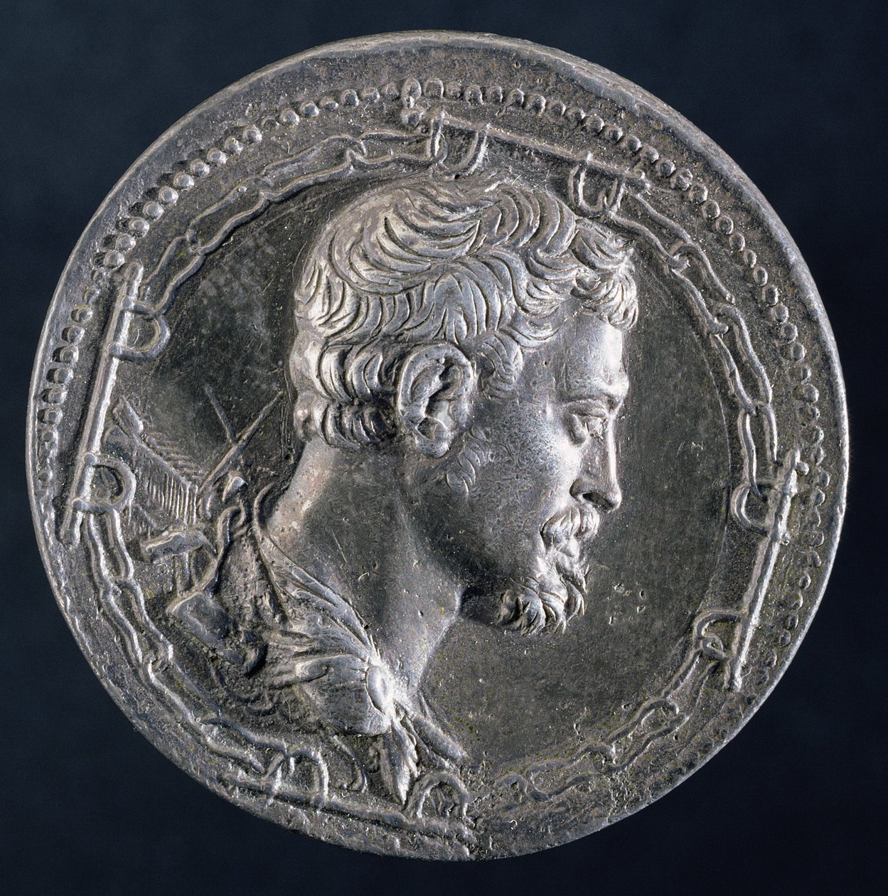 Keerzijde van medaillon van Andrea Doria met de kunstenaar omringd door de kettingen van een veroordeelde en met een galei op de achtergrond, ca. 1541 (zilver) door Leone Leoni