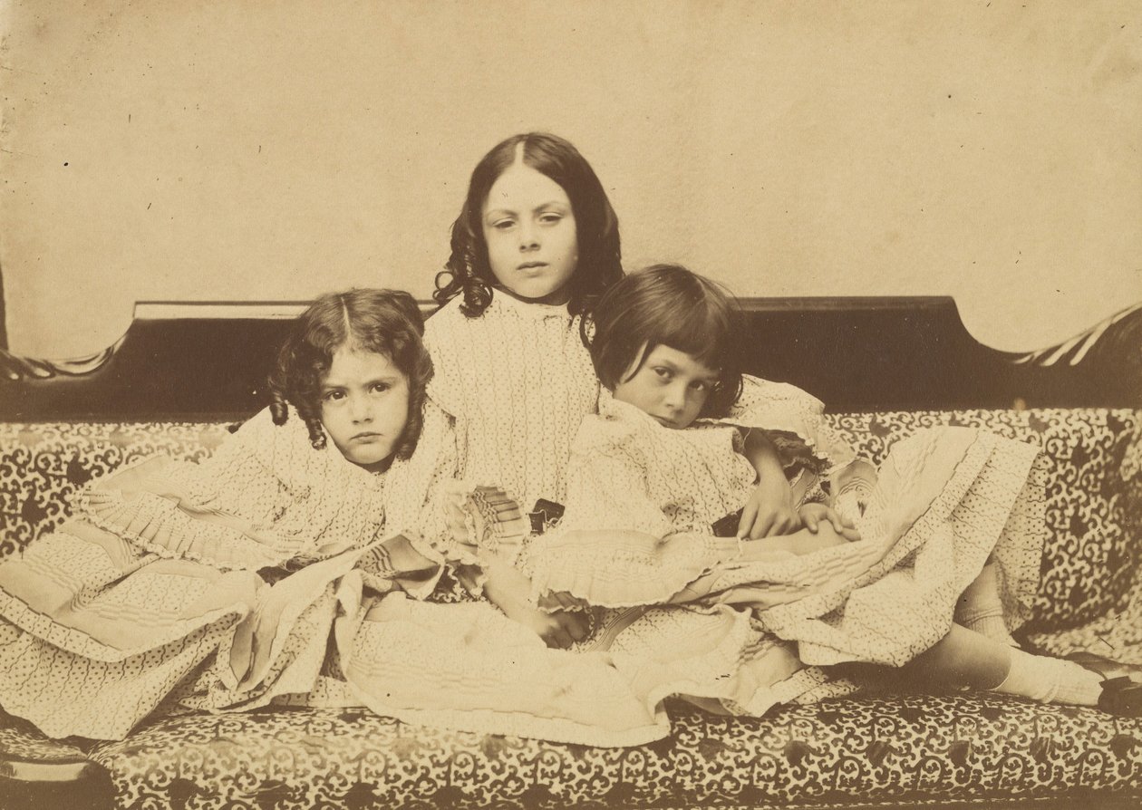 Edith, Ina en Alice Liddell op een bank, zomer 1858 door Lewis Carroll