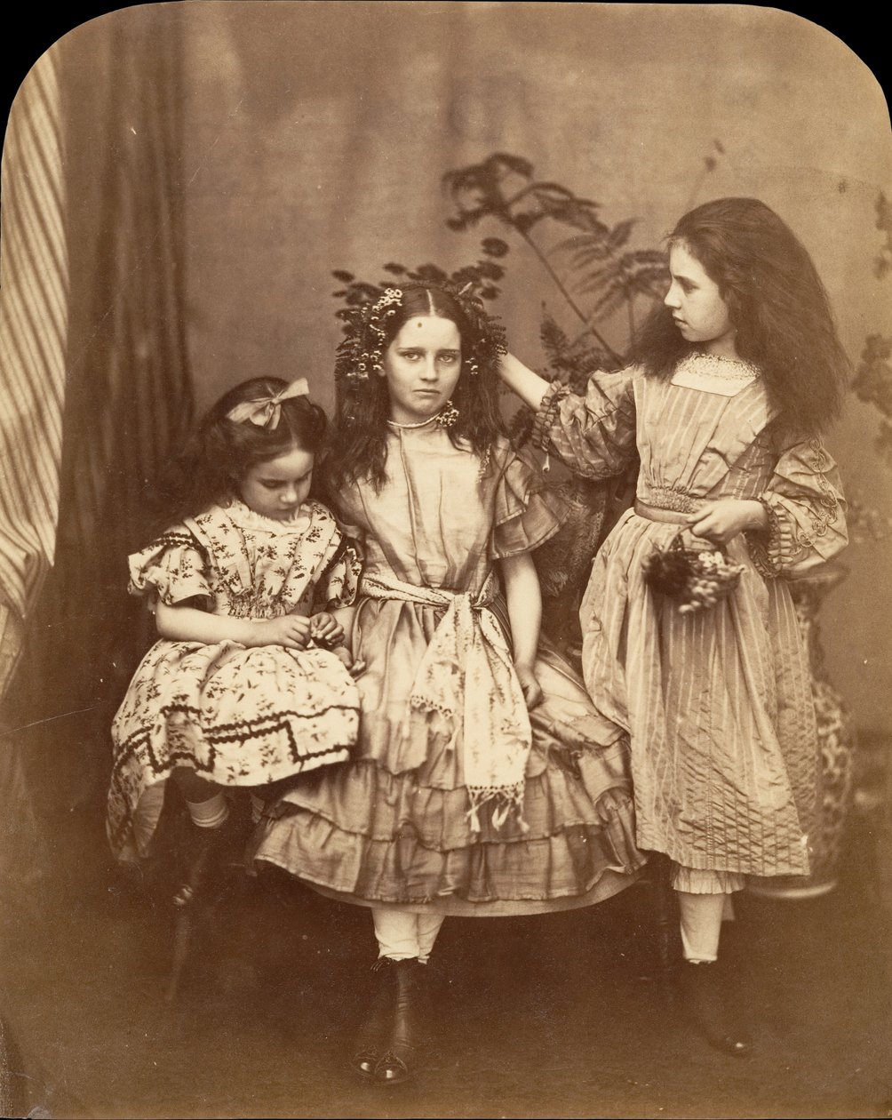 Flora Rankin, Irene MacDonald, en Mary Josephine MacDonald bij Elm Lodge, juli 1863 door Lewis Carroll