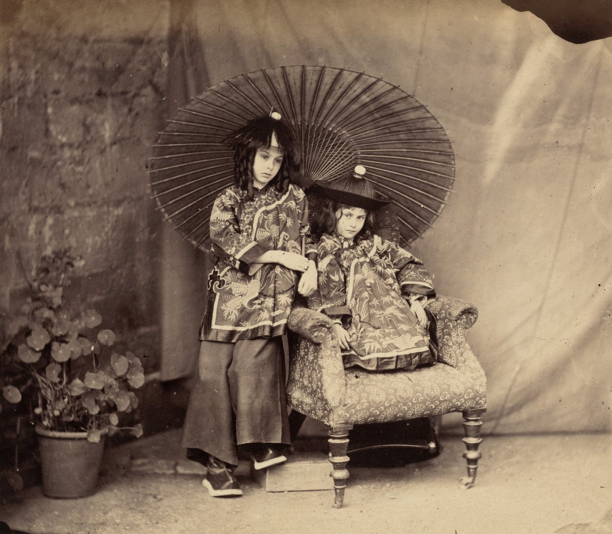 Lorina en Alice Liddell in Chinese Kleding door Lewis Carroll