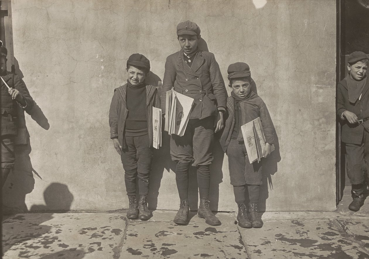 John Pento, 14 jaar oud, Daniel en Angelo Pento, 7 jaar oud, krantenverkopers, Hartford, Connecticut door Lewis Hine