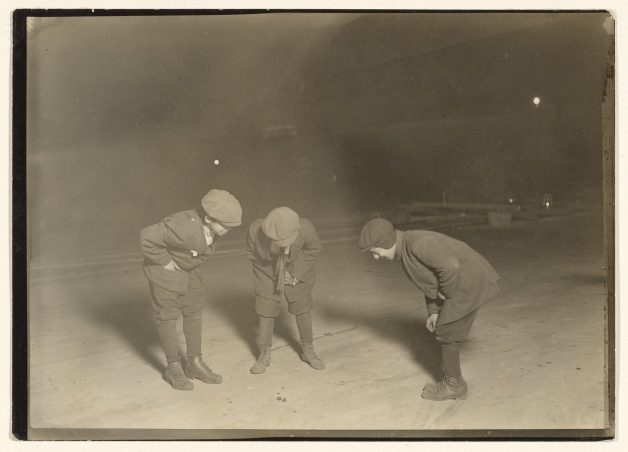 Een middernachtelijk schandalig spel. door Lewis W. Hine