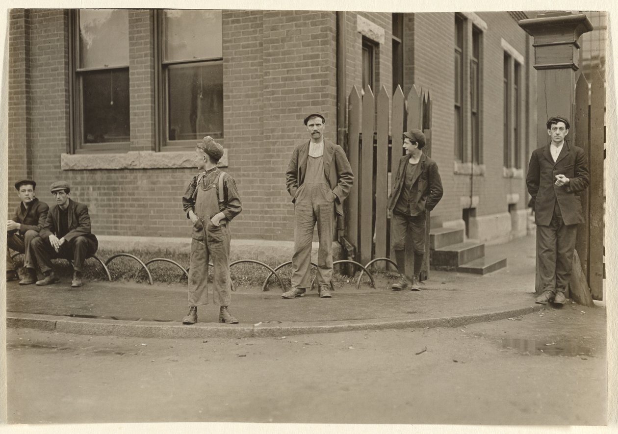 [Groep mannen en jongens verzameld buiten] door Lewis W. Hine