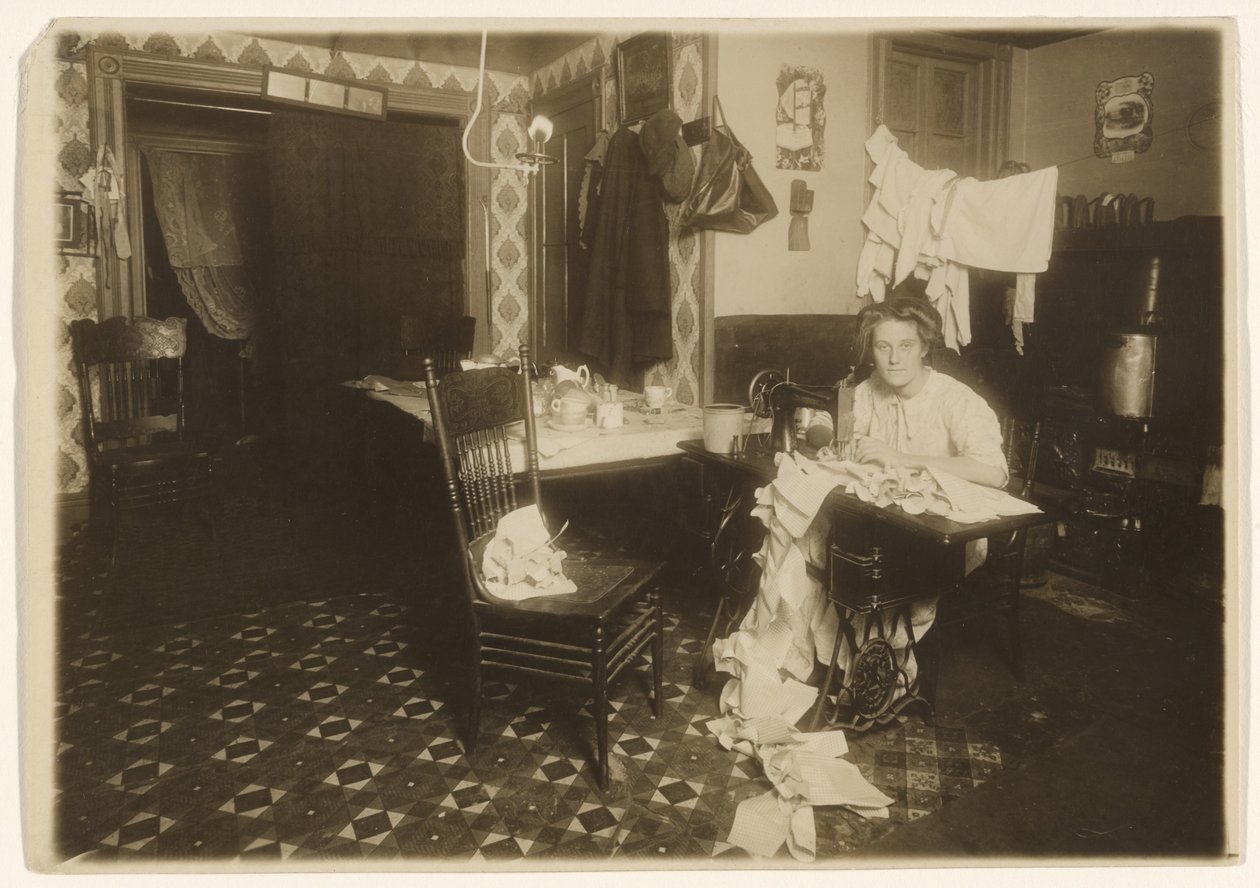 [Home Work (Vrouw aan de naaimachine)]. door Lewis W. Hine