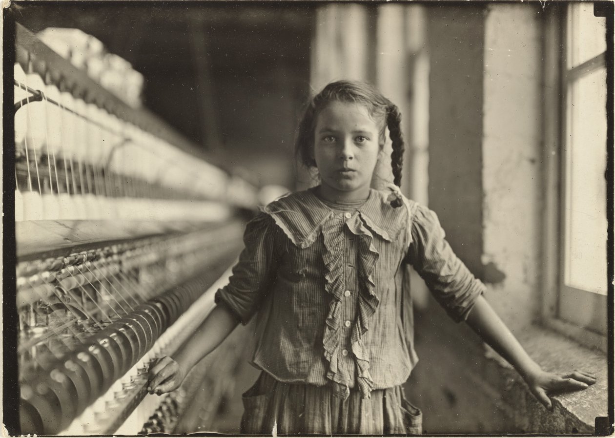 Tien jaar oude spinner in katoenfabriek in N. Carolina door Lewis W. Hine