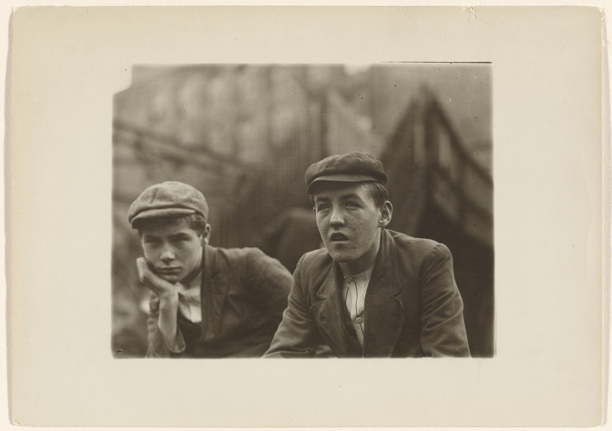 Twee jongens met jassen en petten, New Jersey door Lewis W. Hine