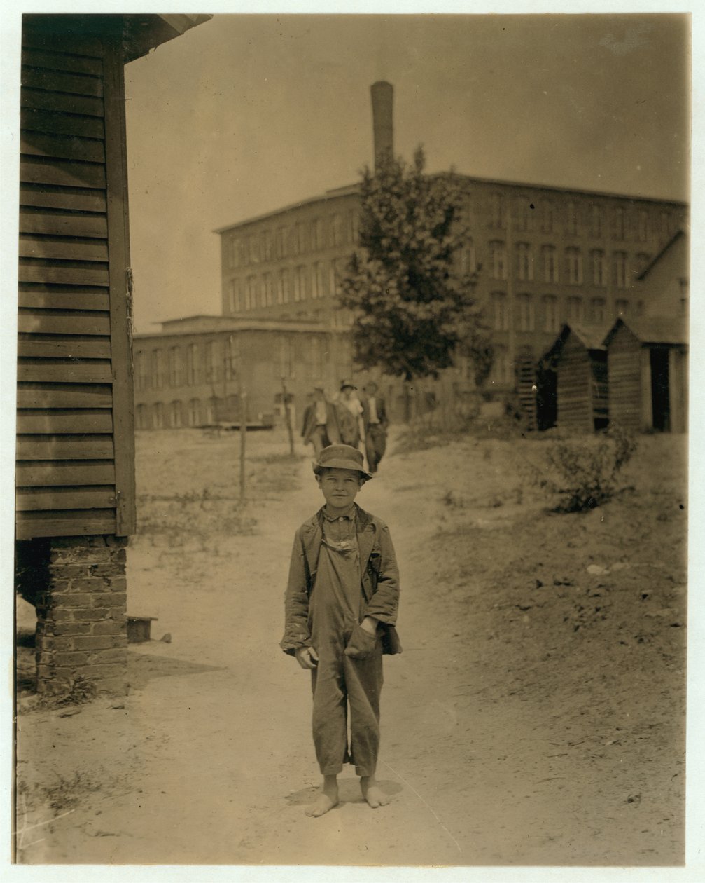 De 12-jarige Eddie Norton, verdient ongeveer 40 cent per dag als veegjongen bij Saxon Mill, Spartanburg, North Carolina, 1912 door Lewis Wickes Hine