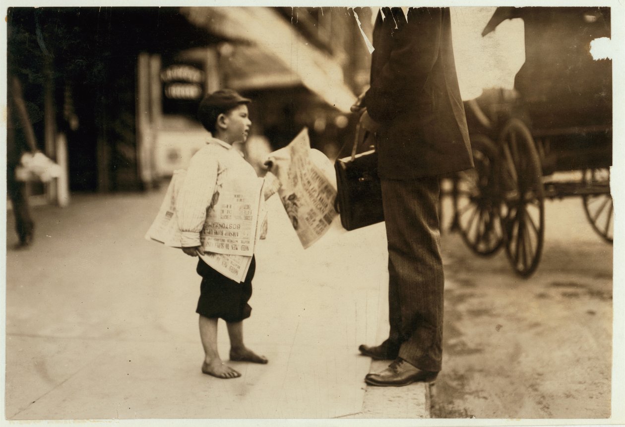 6-jarige krantenjongen Hyman verkoopt kranten tot 18.00 uur in Lawrence, Massachusetts, 1911 door Lewis Wickes Hine