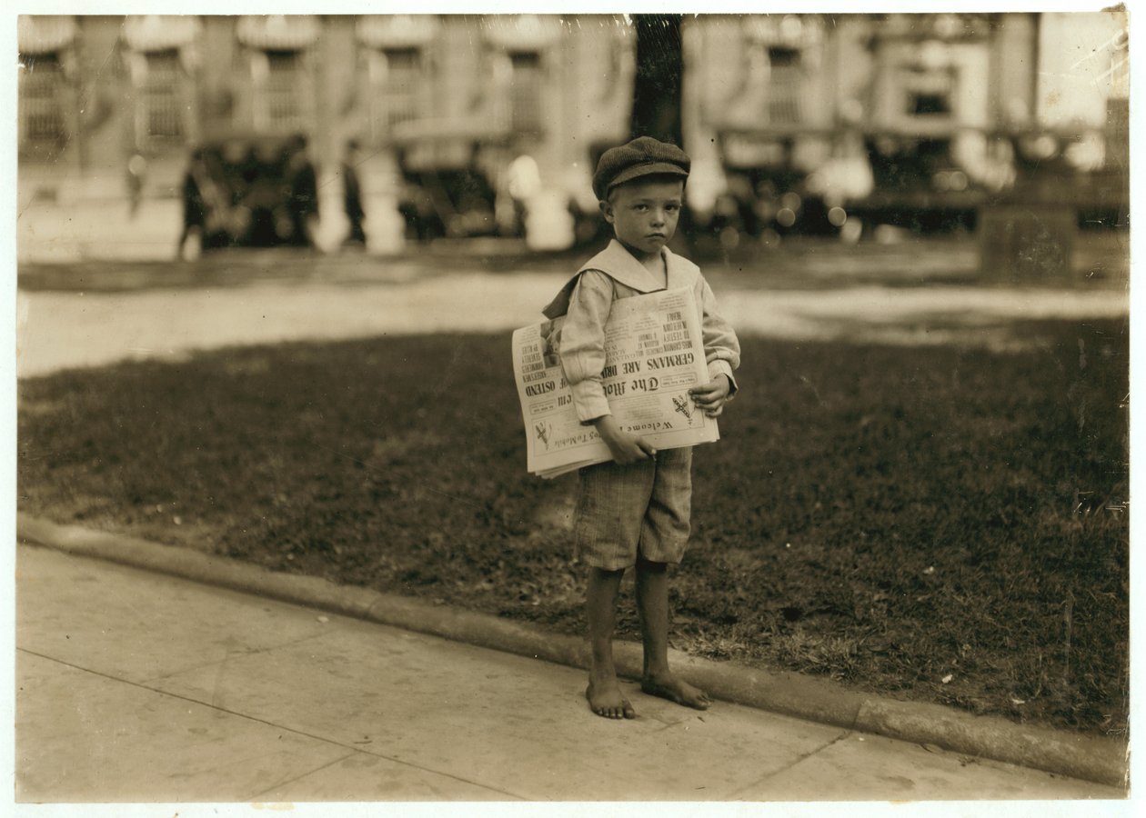 7-jarige krantenjongen Ferris in Mobile, Alabama, 1914 door Lewis Wickes Hine