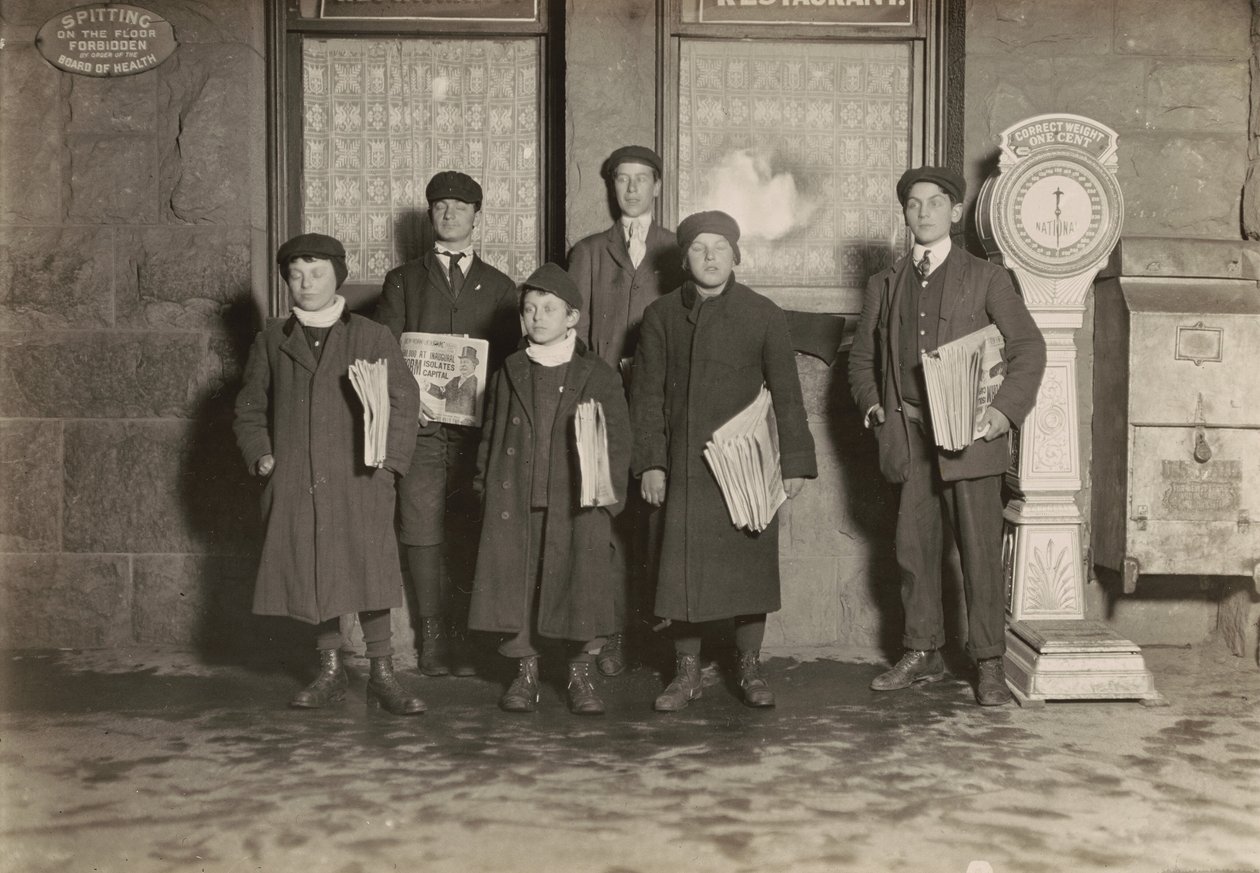 20.30 uur. Groep krantenjongens die bij het station verkopen, Hartford, Connecticut. De kleinste jongen is 11 jaar oud. door Lewis Wickes Hine