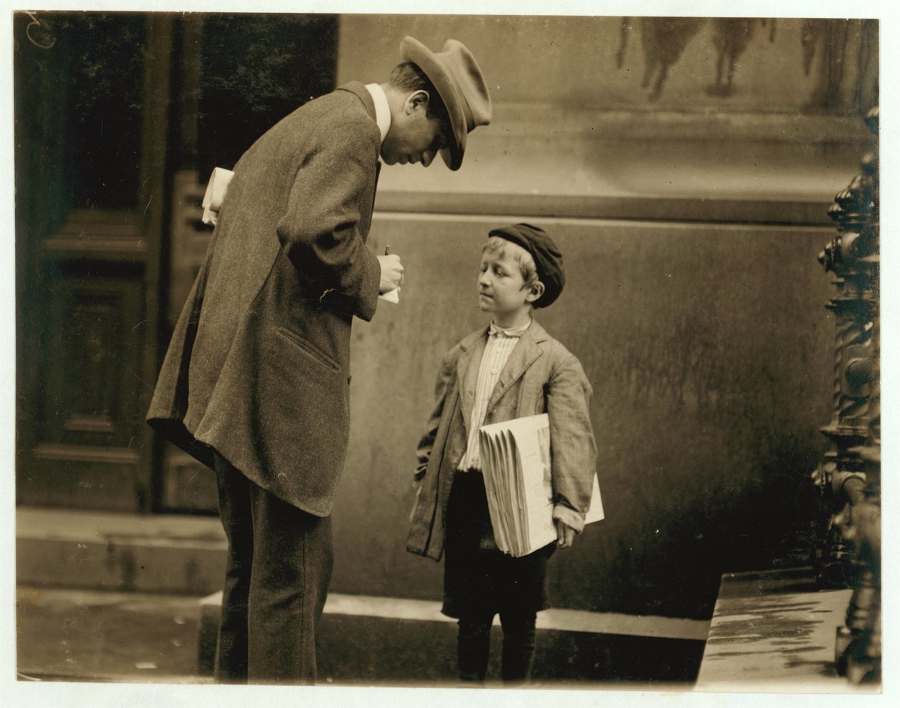 8-jarige krantenjongen Michael McNelis, die net hersteld was van zijn tweede longontsteking, verkoopt kranten in een regenstorm, Philadelphia, Pennsylvania, 1910 door Lewis Wickes Hine