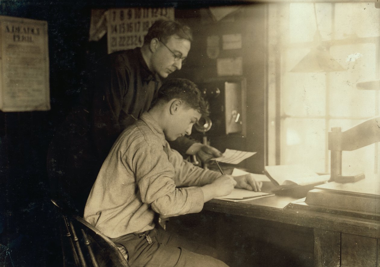 Een 15-jarige kantoorjongen die werkt in het kantoor van de New York, New Haven and Hartford Railroad in Boston, Massachusetts. door Lewis Wickes Hine
