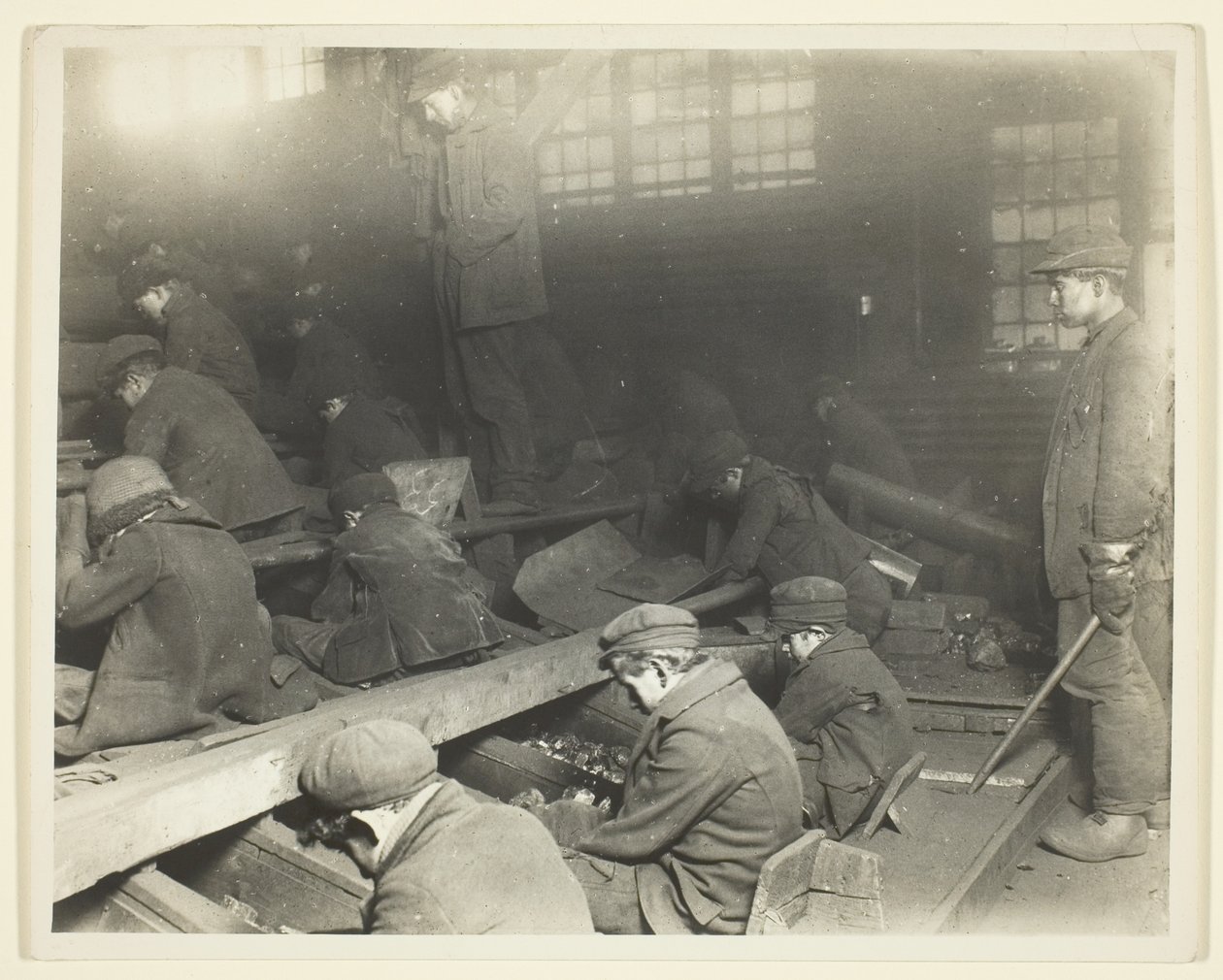 Een beeld van arbeiders in Ewen Breaker van Pennsylvania Coal Company door Lewis Wickes Hine