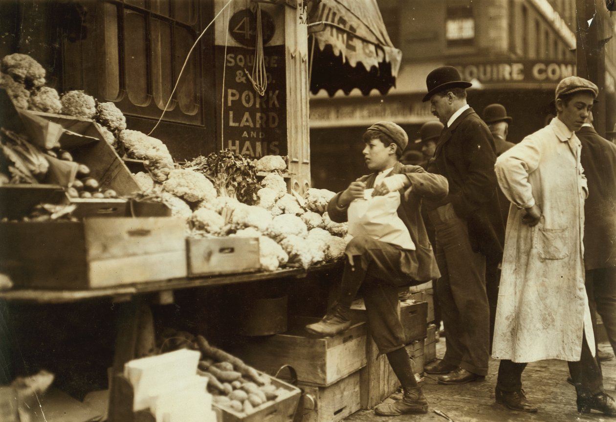 Een jongen aan het werk bij een groentekraam in Boston, Massachusetts door Lewis Wickes Hine