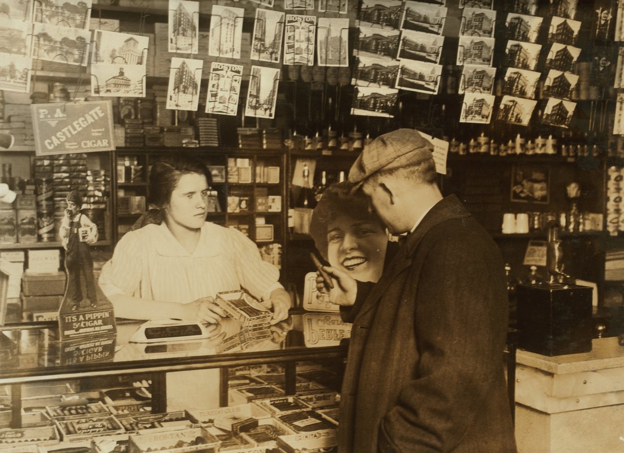 Een veertienjarige verkoper in een sigarenwinkel in Boston, Massachusetts door Lewis Wickes Hine
