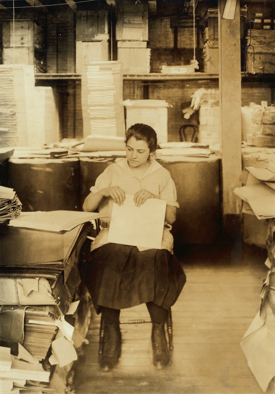 Een meisje vouwt ordners bij de Boston Index Card Co. op 113 Purchase Street in Boston, Massachusetts door Lewis Wickes Hine