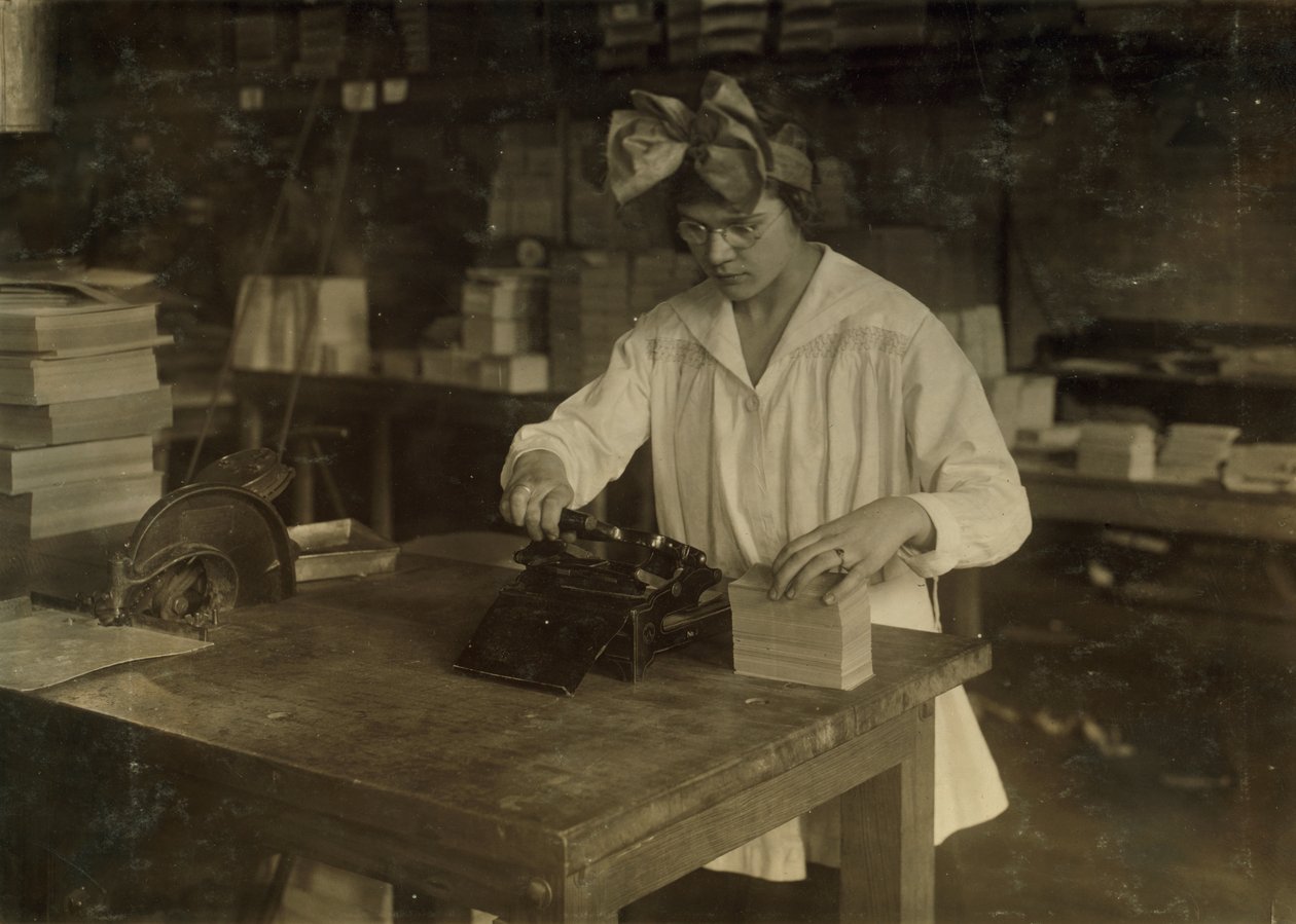 Een meisje stempelt labels bij de Boston Index Card Co. op 113 Purchase Street in Boston, Massachusetts door Lewis Wickes Hine