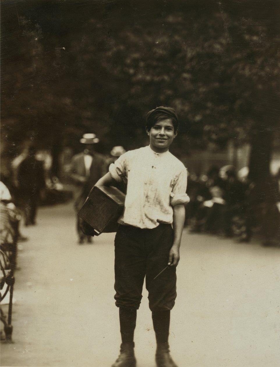 Een jonge schoenpoetser aan het werk op Union Square, New York City door Lewis Wickes Hine