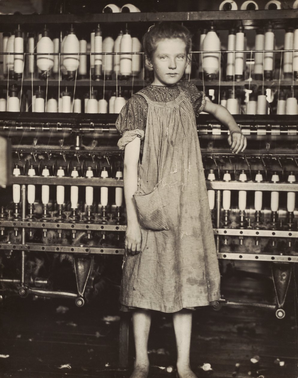 Addie Card, 12 jaar oud. Spinner in een katoenfabriek in North Pownal, Vermont door Lewis Wickes Hine