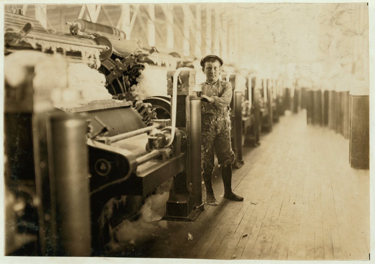Jongen veegt bij kaardmachines in Lincoln Cotton Mills, Evansville, Indiana op kousenvoeten op een gladde vloer, 1908 door Lewis Wickes Hine