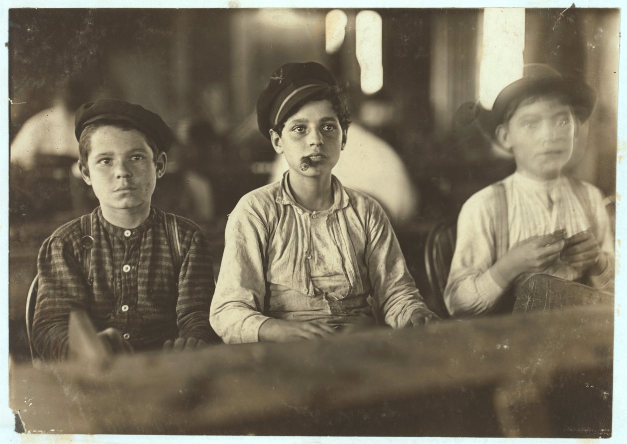Jongens maken sigaren bij Englehardt und Co, Tampa, Florida, 1909 door Lewis Wickes Hine
