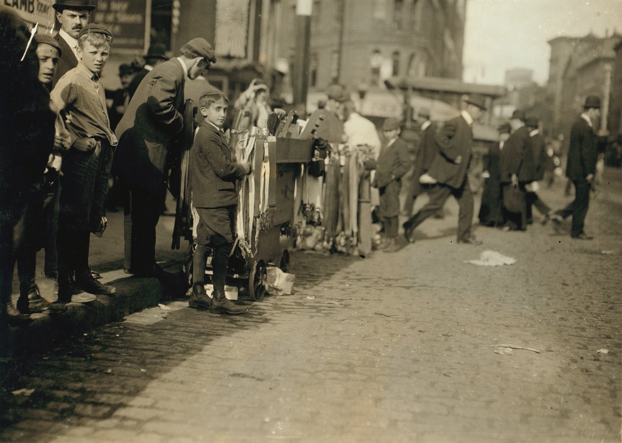 Jongens leuren met ideeën op straat in Boston, Massachusetts door Lewis Wickes Hine