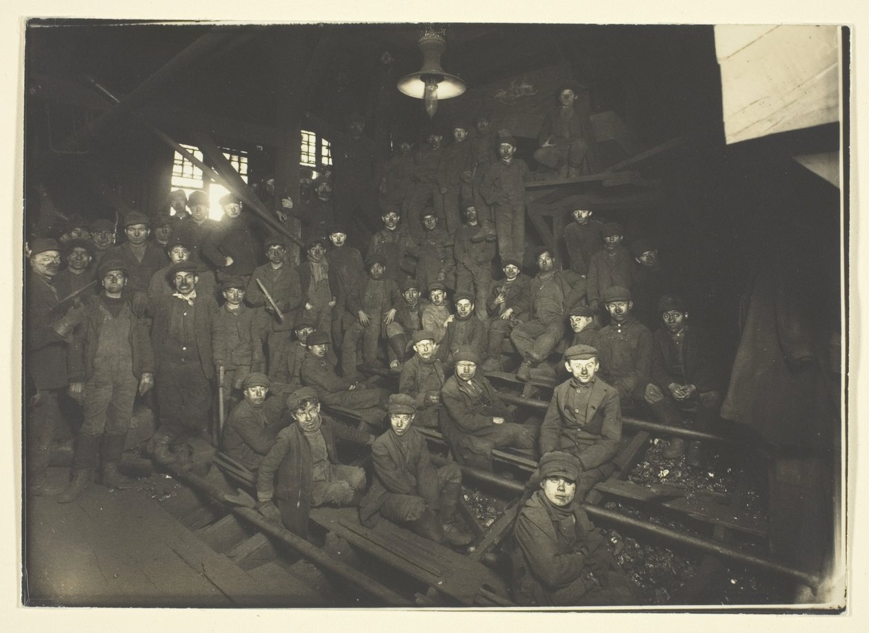 Brekerjongens in Coal Chute, South Pittston, Pennsylvania door Lewis Wickes Hine
