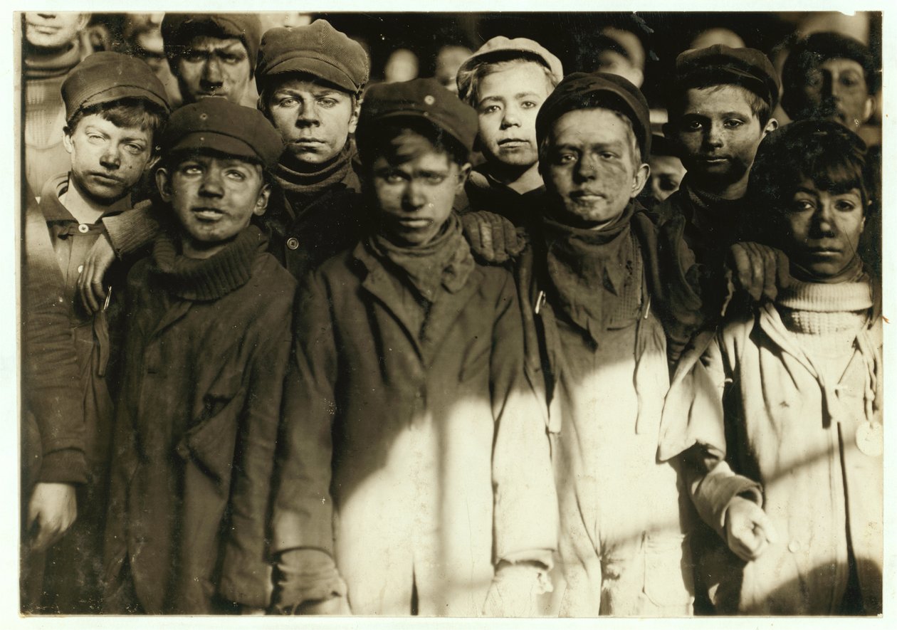Breaker jongens (die met de hand kolen sorteren) bij Hughestown Borough Coal Co. Pittston, Pennsylvania, 1911 door Lewis Wickes Hine