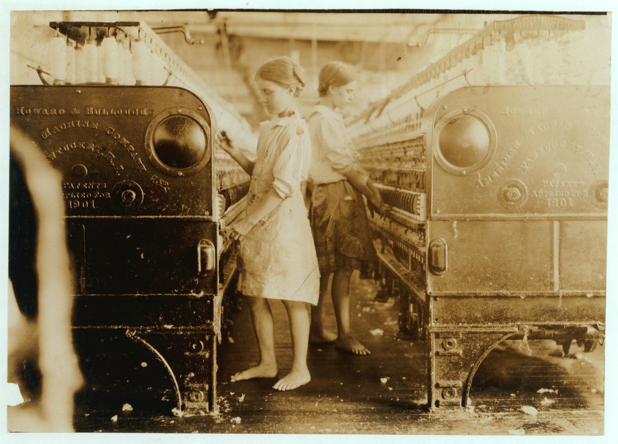 Elsie en Sadie werken in Yazoo City Yarn Mills, Mississippi zeiden dat ze 13 jaar oud waren, 1911 door Lewis Wickes Hine