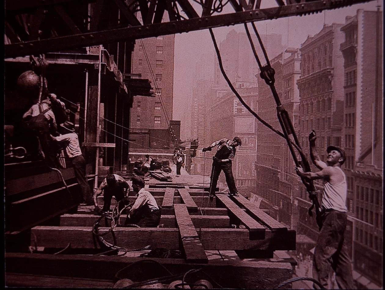 Empire State Building in aanbouw, toont een hijsploeg aan het werk door Lewis Wickes Hine