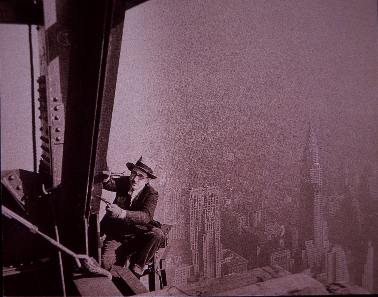 Empire State Building in aanbouw, een inspecteur controleert het werk door Lewis Wickes Hine