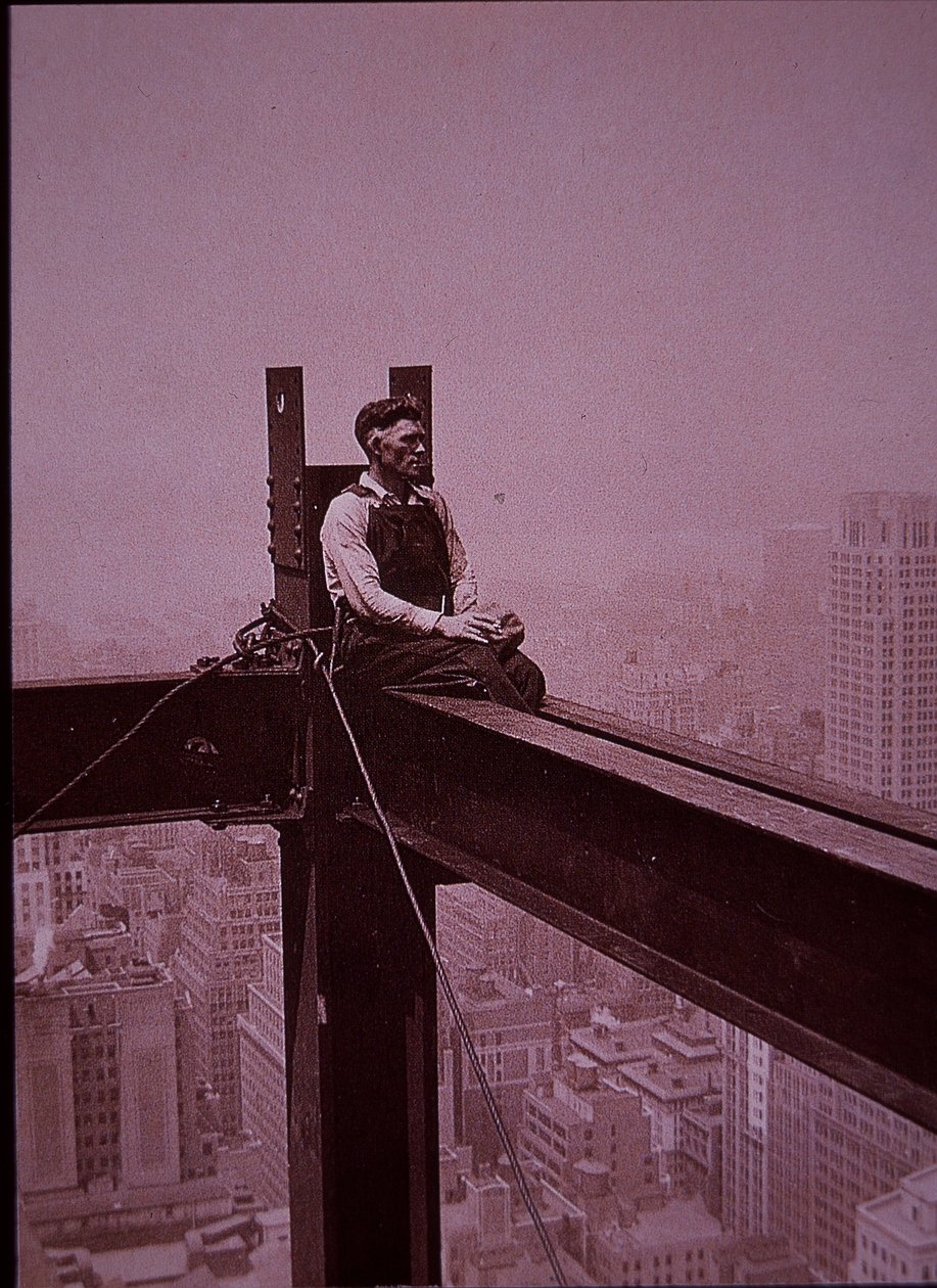 Empire State Building in aanbouw, toont een werkman die pauzeert door Lewis Wickes Hine