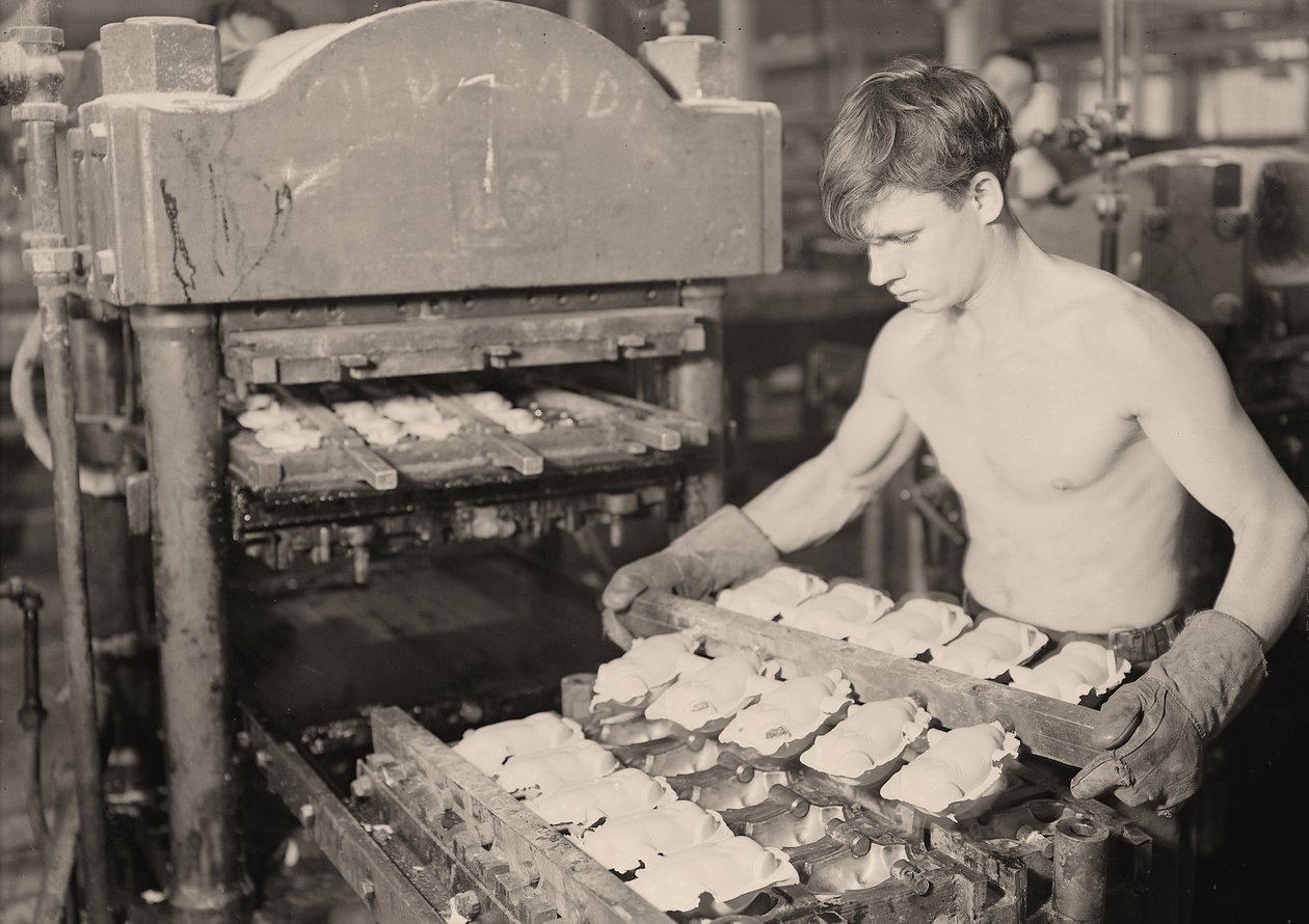 Fabrieksarbeider bij de Paragon Rubber Company, Massachusetts, 1936 door Lewis Wickes Hine