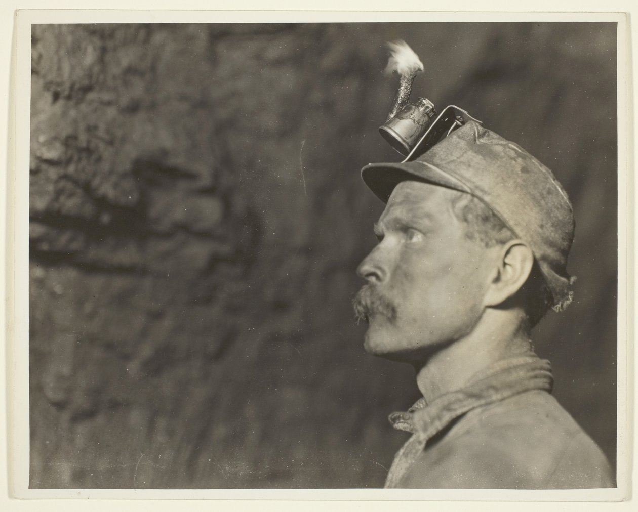 "Follow The Gleam", mijnwerker uit Wales in Pa. Kolenmijn op een mijl van daglicht door Lewis Wickes Hine