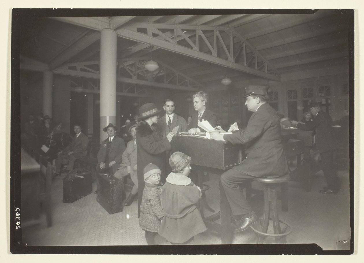Duitse familie, tolk en schrijver op Ellis Island door Lewis Wickes Hine