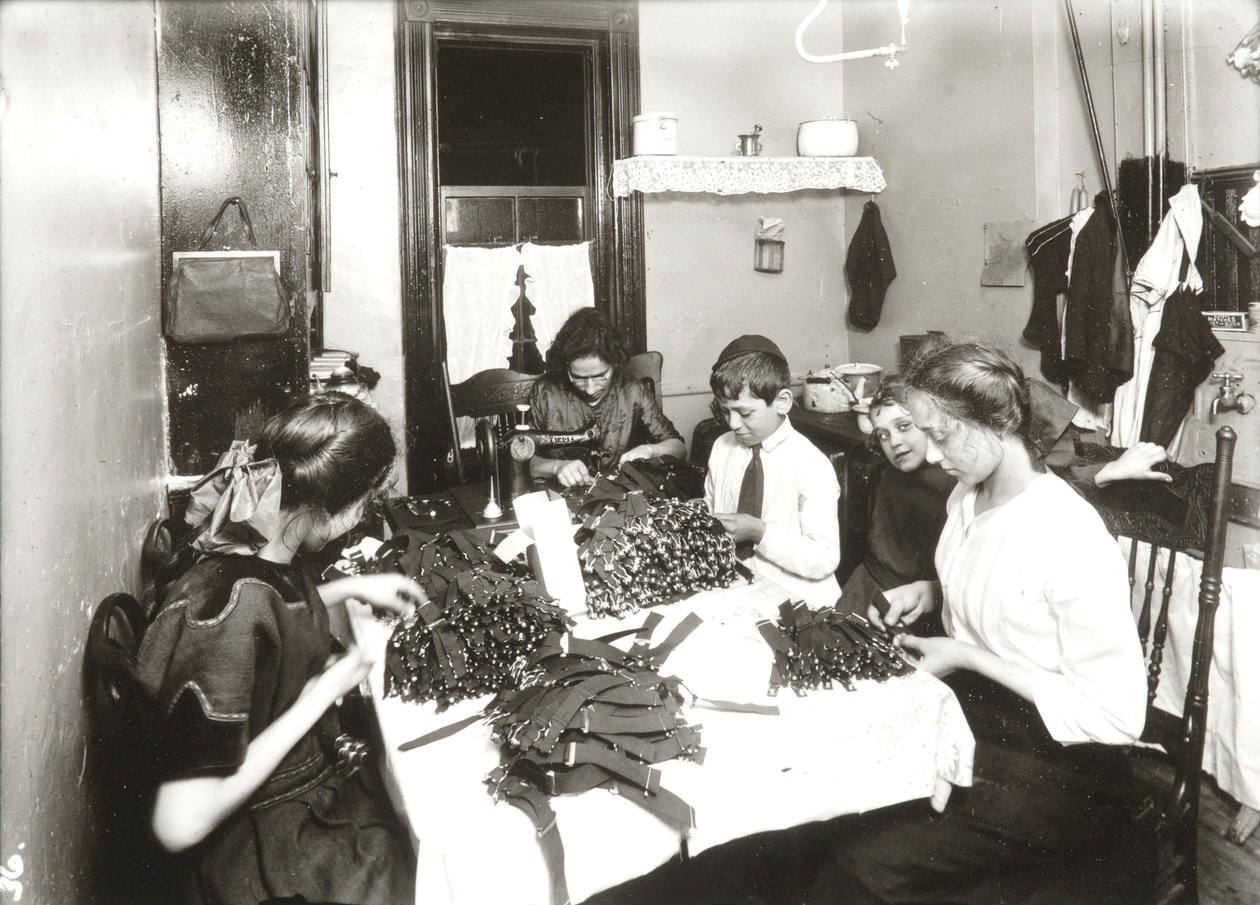 Thuiswerk (kousenbanden maken) door Lewis Wickes Hine
