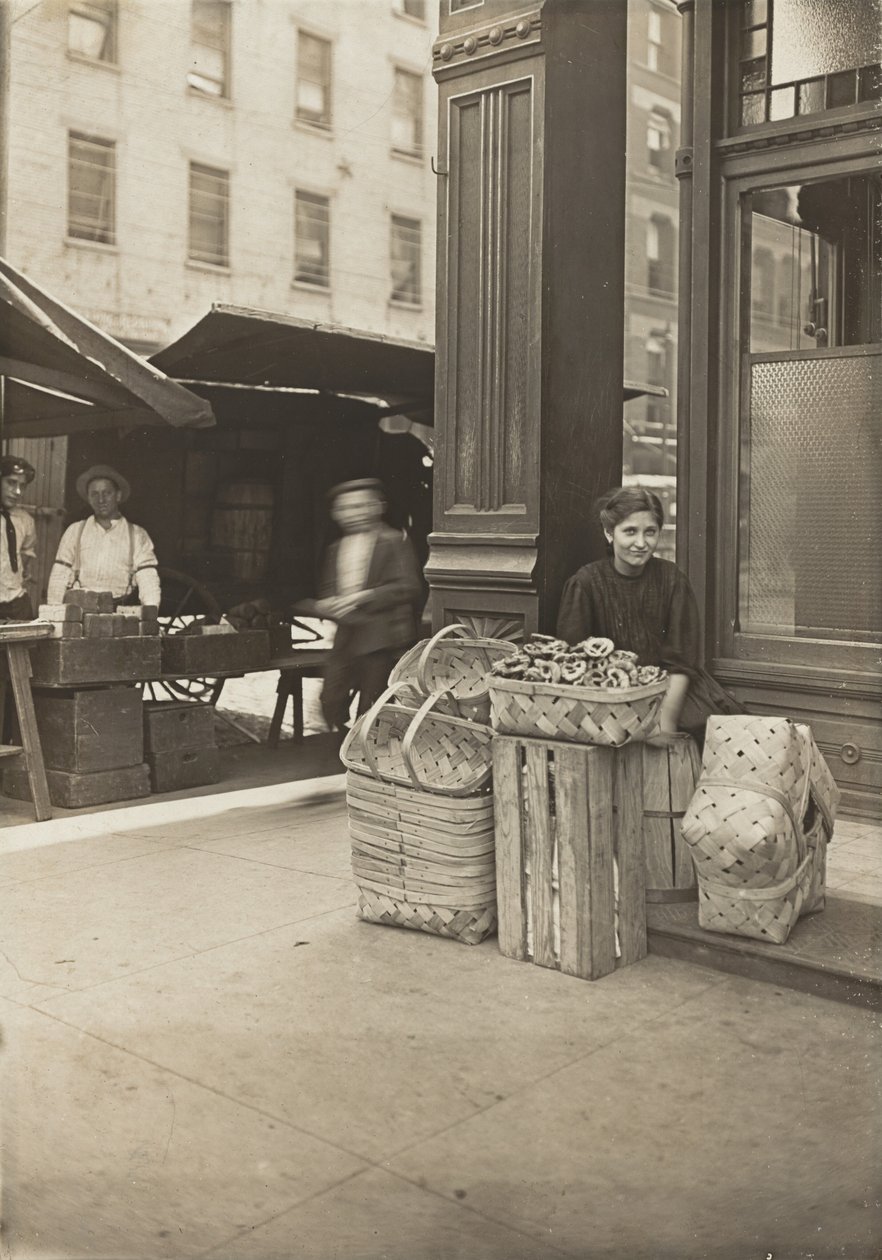 Lena Lochiavo – 11 jaar oud, verkoopster van mandjes (en pretzels) op de Sixth Street Market voor de ingang van de saloon, Cincinnati, Ohio door Lewis Wickes Hine
