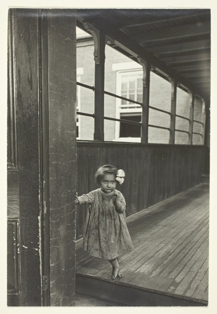 Meisje dat zich bij de ingang van een galerij bevindt door Lewis Wickes Hine