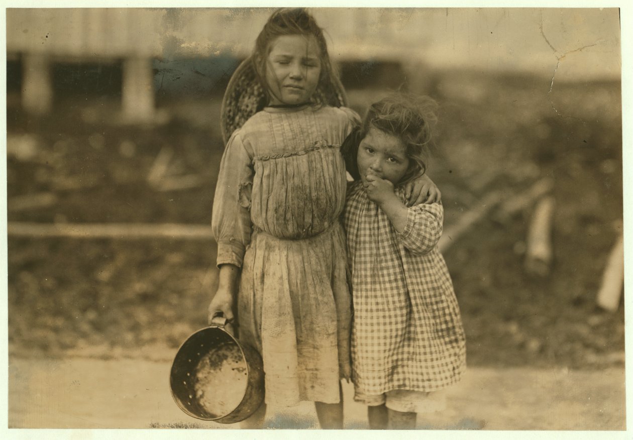 Maud en Grade Daly, 5 en 3 jaar oud, pellen elke dag een pot garnalen voor de Peerless Oyster Company, Bay St. Louis, Mississippi, 1911 door Lewis Wickes Hine