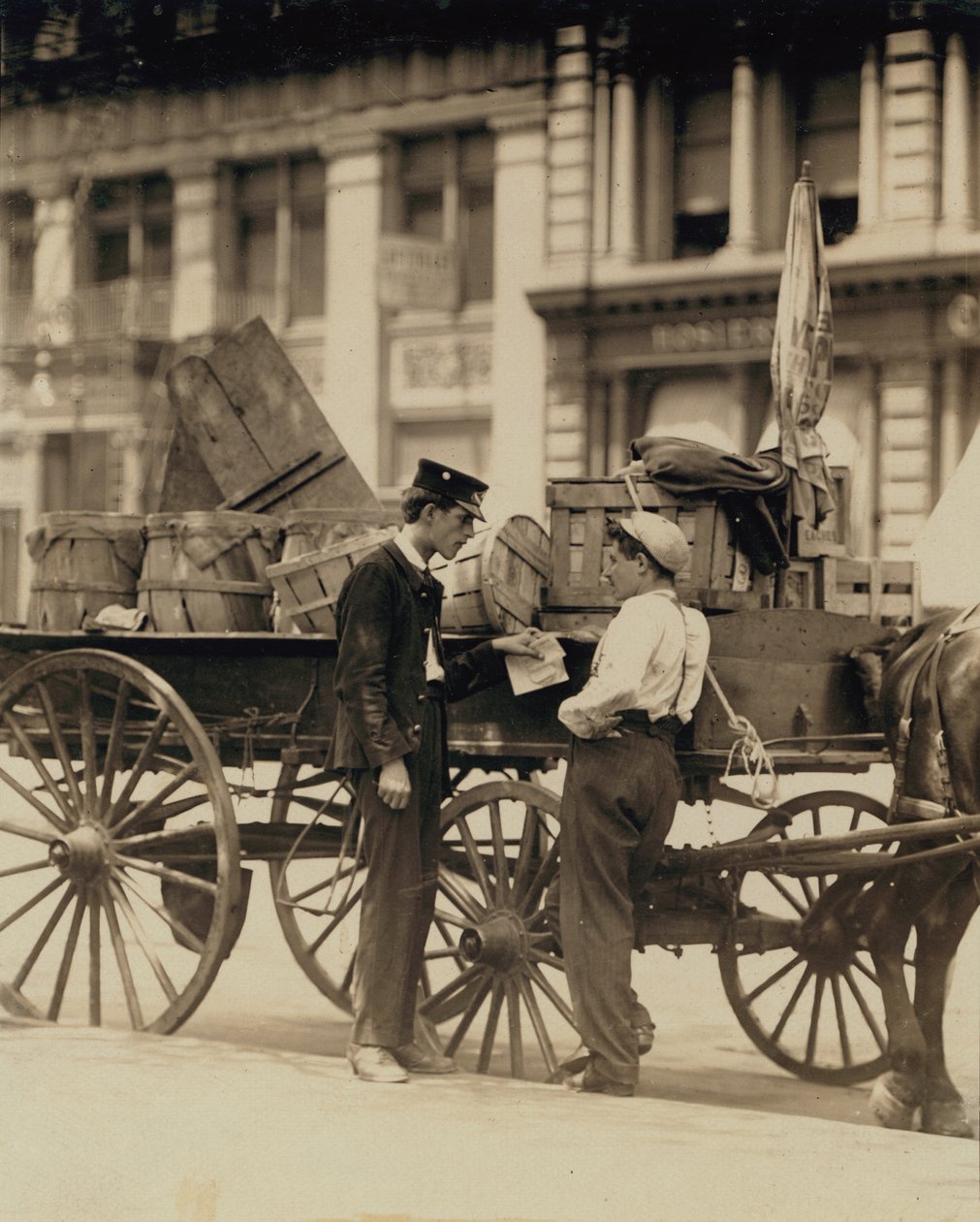 Boodschappenjongens in gesprek op Union Square, New York door Lewis Wickes Hine