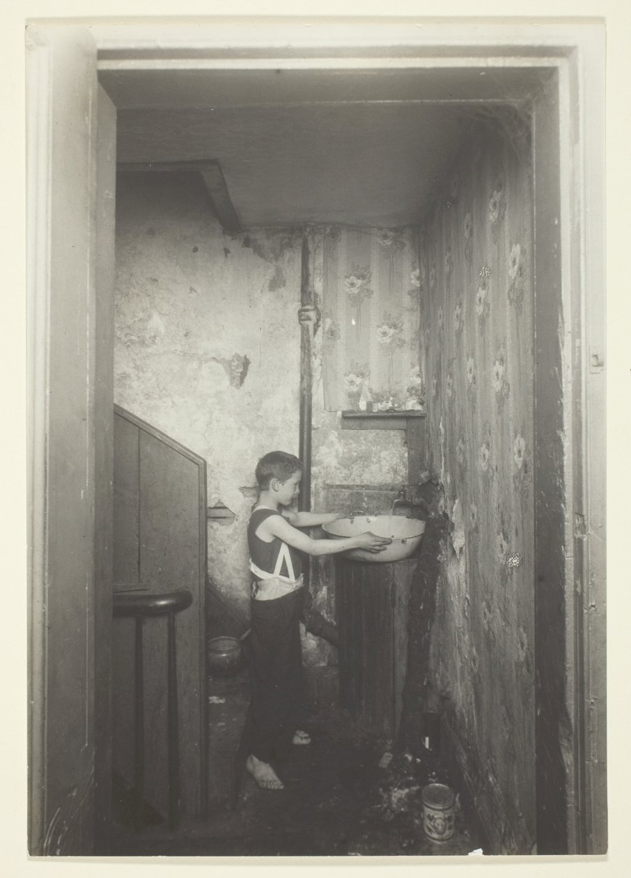 Een kraan aan een vloer. Oud huurhuis in New York door Lewis Wickes Hine