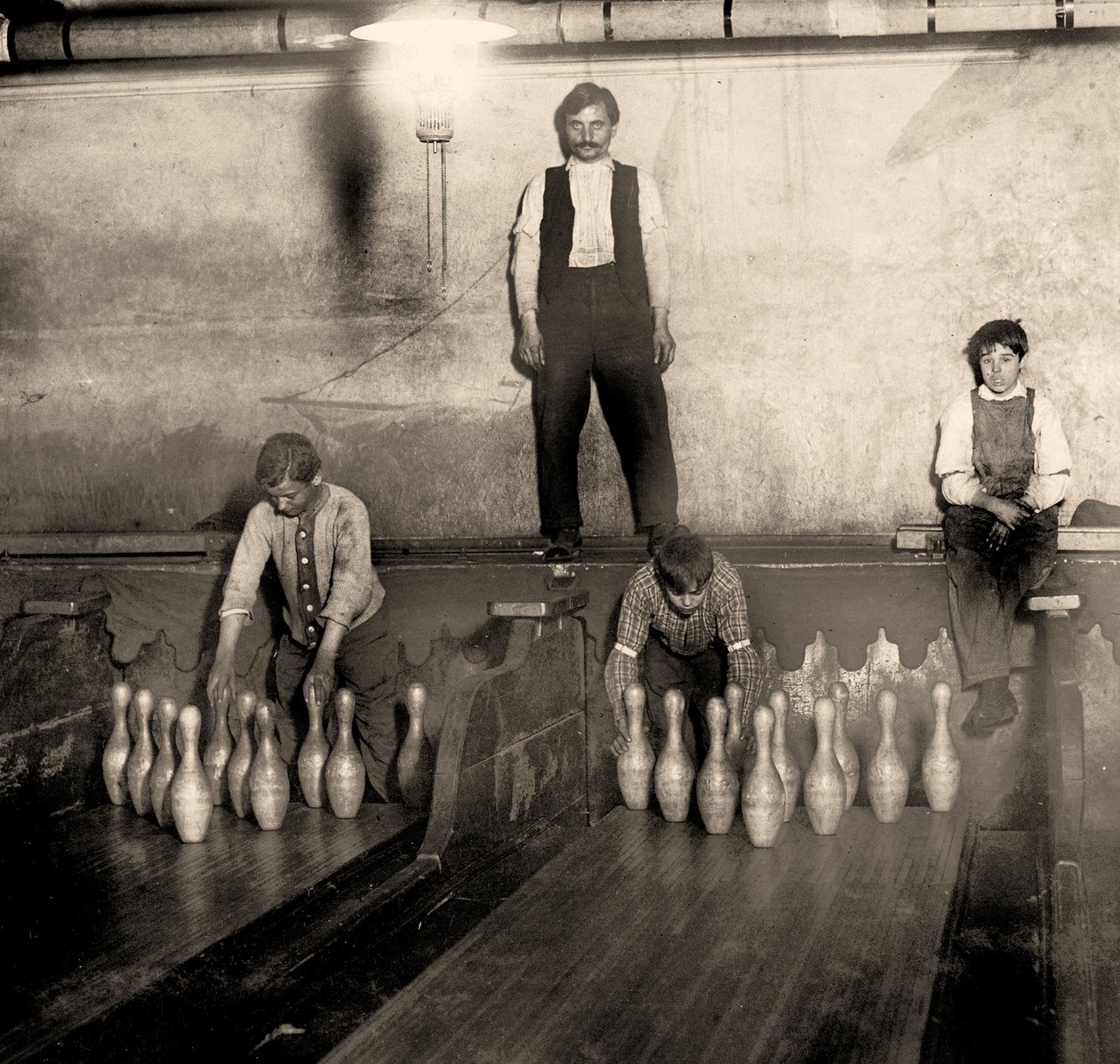 Pinboys in een metro bowlingbaan, 65 South Street, Brooklyn. New York. 1910 door Lewis Wickes Hine