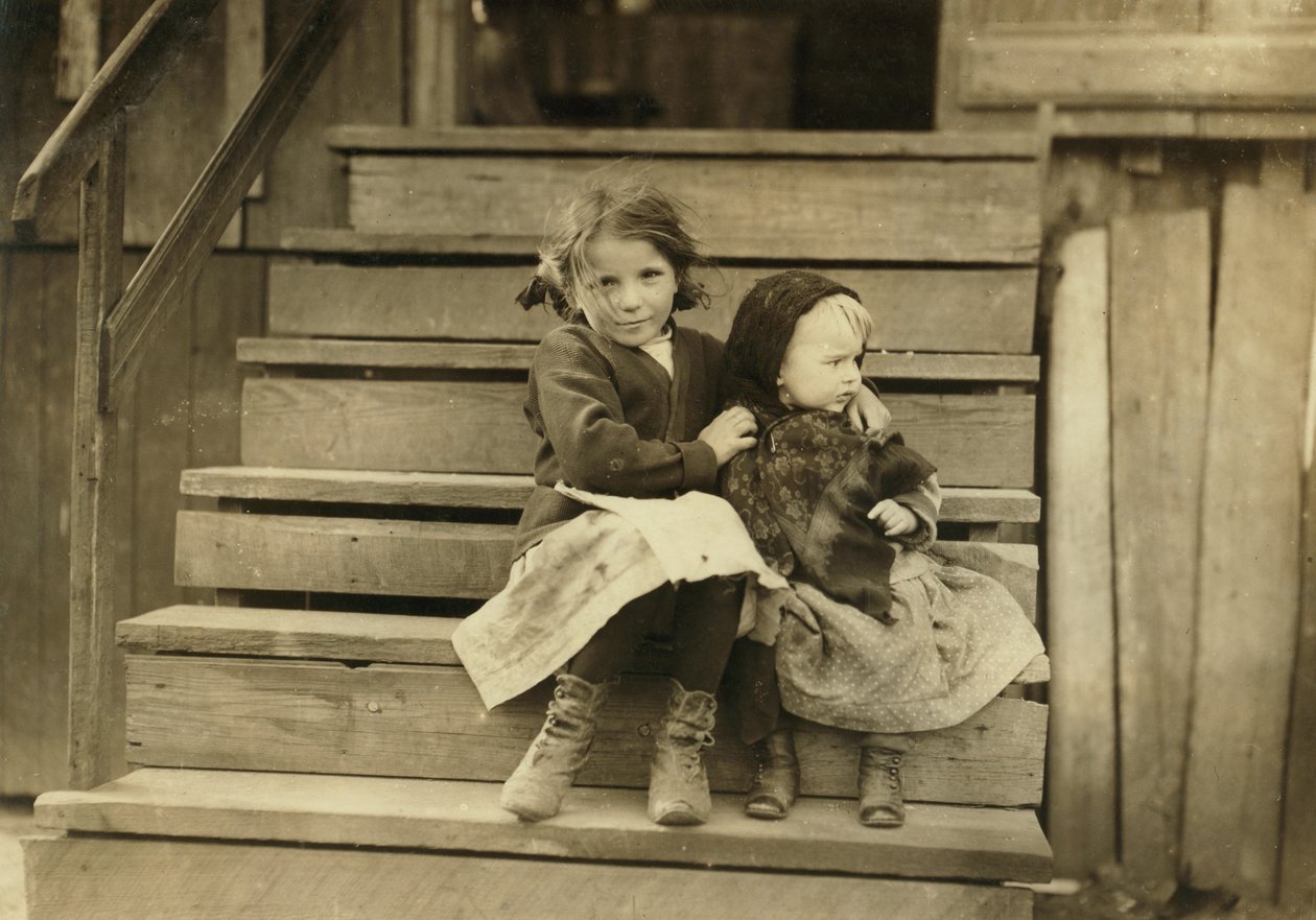 Portret van een jong meisje dat voor haar babyzusje zorgt terwijl de rest van de familie werkt in de plaatselijke conservenfabriek, Bayou La Batre, Alabama, VS door Lewis Wickes Hine