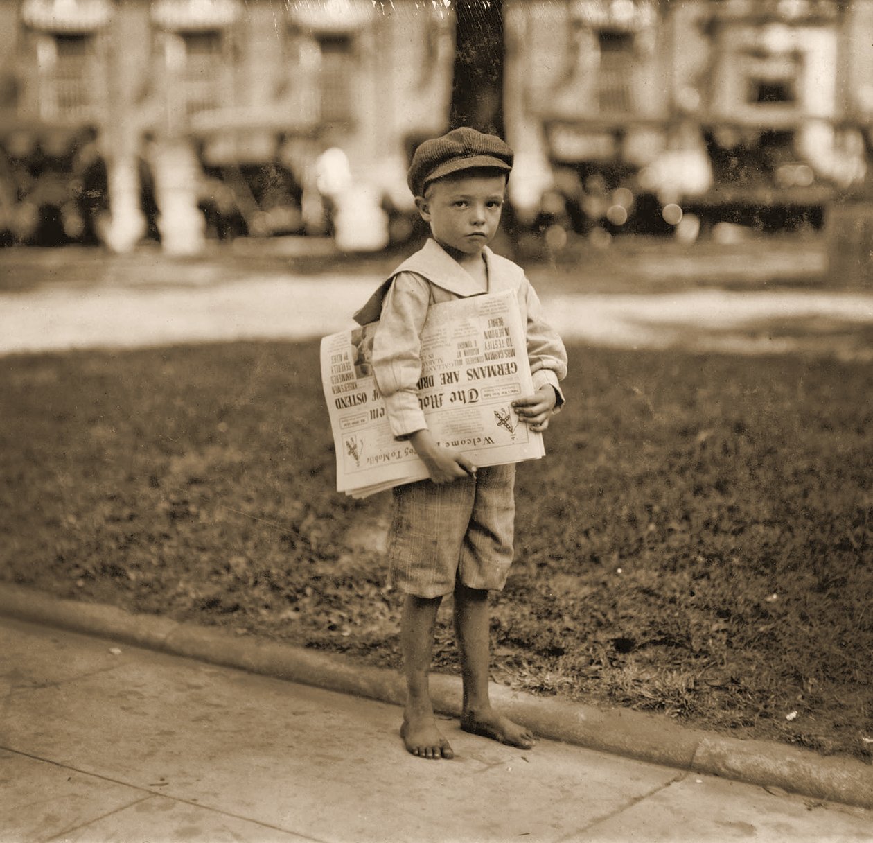 Portret van een krantenverkoper, ca. 1910 door Lewis Wickes Hine