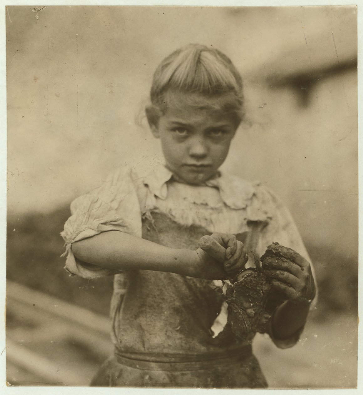 Rosie, 7 jaar oud, analfabeet, werkt voor het tweede jaar als oesterschiller bij Varn und Platt Canning Company, Bluffton, South Carolina, 1913 door Lewis Wickes Hine