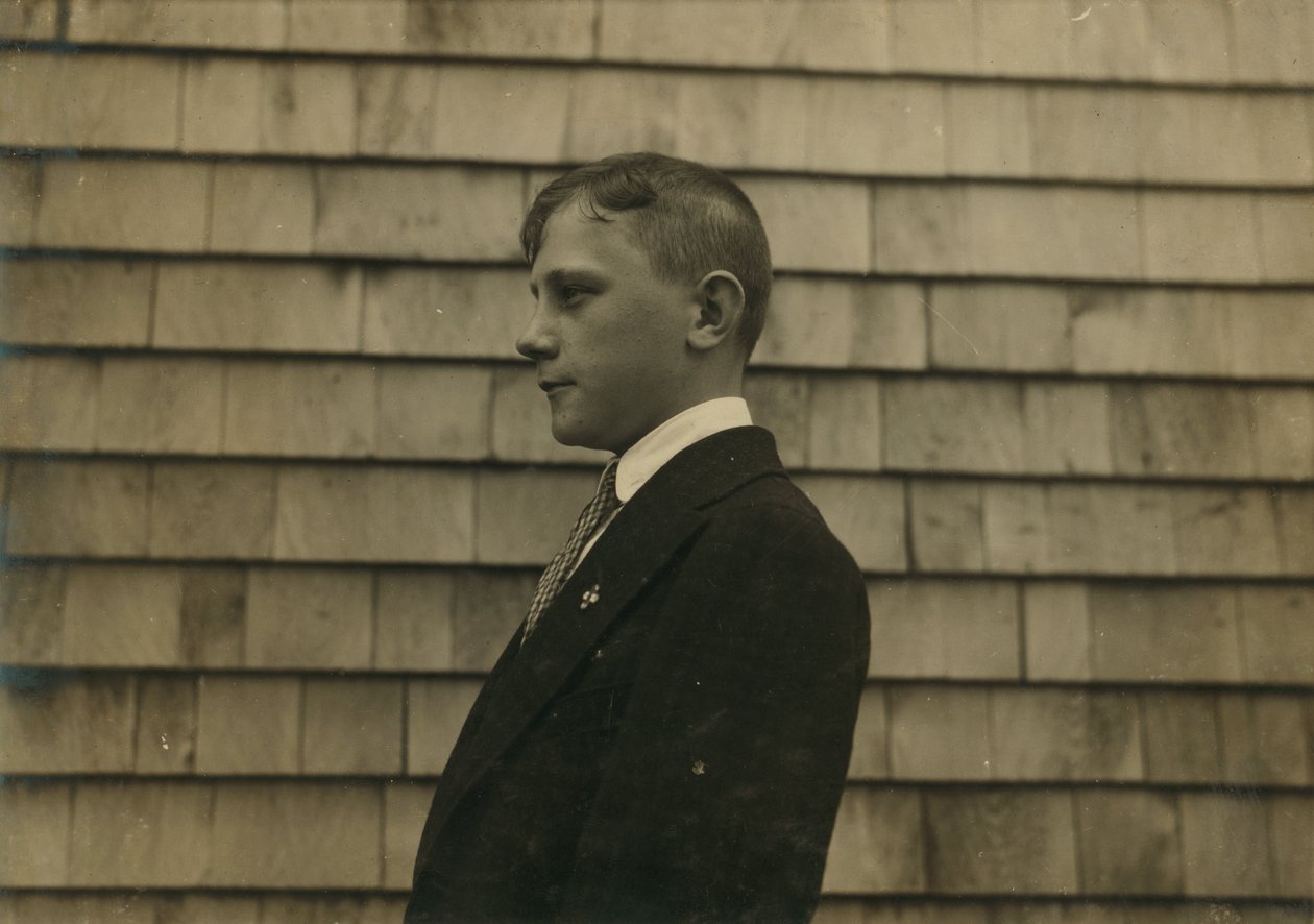Kolonistenjongen, veger en schoonmaker in zijn zondagse kleren, Fall River, Massachusetts door Lewis Wickes Hine