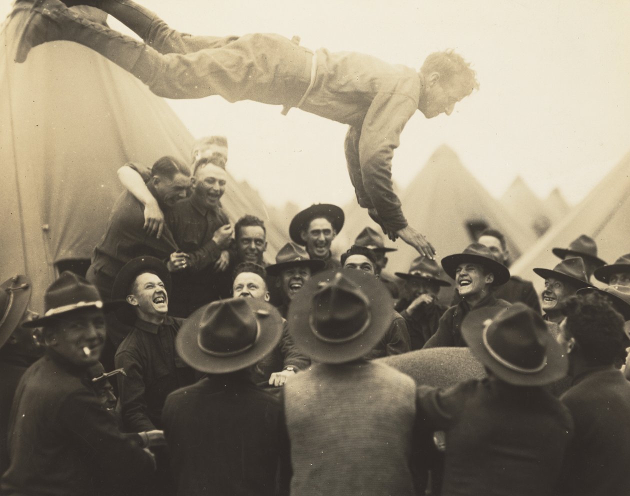 Soldaat in de lucht geworpen door Lewis Wickes Hine